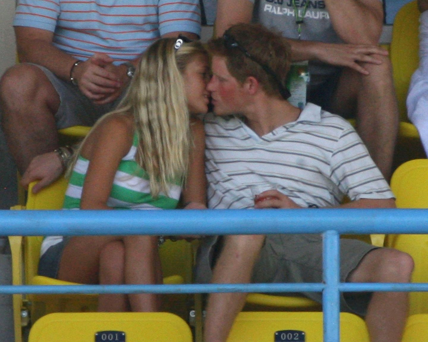 Vor Meghan war Prinz Harry in seinen Zwanzigern mit Chelsy Davy liiert. Hier knutscht das Paar 2007 beim Cricket-Match zwischen England und Australien. Der Prinz und die Blondine aus Simbabwe hatte zuvor Urlaub auf Barbados gemacht.