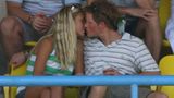Vor Meghan war Prinz Harry in seinen Zwanzigern mit Chelsy Davy liiert. Hier knutscht das Paar 2007 beim Cricket-Match zwischen England und Australien. Der Prinz und die Blondine aus Simbabwe hatte zuvor Urlaub auf Barbados gemacht.