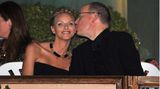 Am Vorabend ihrer Hochzeit am 1. Juli 2011 feiern Fürst Albert von Monaco und Charlene Wittstock bei einem Konzert der "Eagles". Gerüchte, dass die Braut wenige Tage zuvor versucht haben soll, aus dem Fürstentum zu flüchten, küsst er weg.