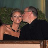 Am Vorabend ihrer Hochzeit am 1. Juli 2011 feiern Fürst Albert von Monaco und Charlene Wittstock bei einem Konzert der "Eagles". Gerüchte, dass die Braut wenige Tage zuvor versucht haben soll, aus dem Fürstentum zu flüchten, küsst er weg.