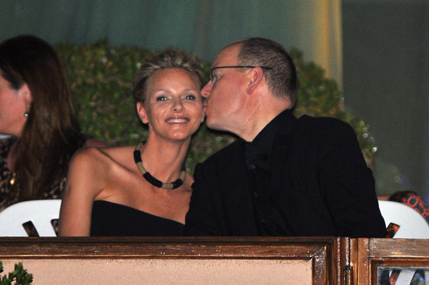 Am Vorabend ihrer Hochzeit am 1. Juli 2011 feiern Fürst Albert von Monaco und Charlene Wittstock bei einem Konzert der "Eagles". Gerüchte, dass die Braut wenige Tage zuvor versucht haben soll, aus dem Fürstentum zu flüchten, küsst er weg.