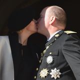 Den Nationalfeiertag Monacos begehen die Grimaldis traditionell mit einem morgendlichen Gottesdienst und anschließendem Balkonbesuch der ganzen Familie. 2014 ist Fürstin Charlène hochschwanger mit Zwillingen. Einen Monat nach dem innigen Kuss kommen Erbprinz Jacques und Prinzessin Gabriella zur Welt.