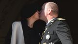 Den Nationalfeiertag Monacos begehen die Grimaldis traditionell mit einem morgendlichen Gottesdienst und anschließendem Balkonbesuch der ganzen Familie. 2014 ist Fürstin Charlène hochschwanger mit Zwillingen. Einen Monat nach dem innigen Kuss kommen Erbprinz Jacques und Prinzessin Gabriella zur Welt.