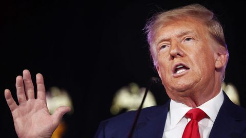 Donald Trump gestikuliert mit der rechten Hand, während er in Anzug und Krawatte eine Rede hält