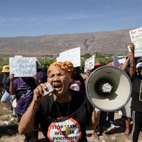Bettie Fortuin auf einer Protestaktion vom Women on Farms Project vor der Matroosberg Farm in De Doorns