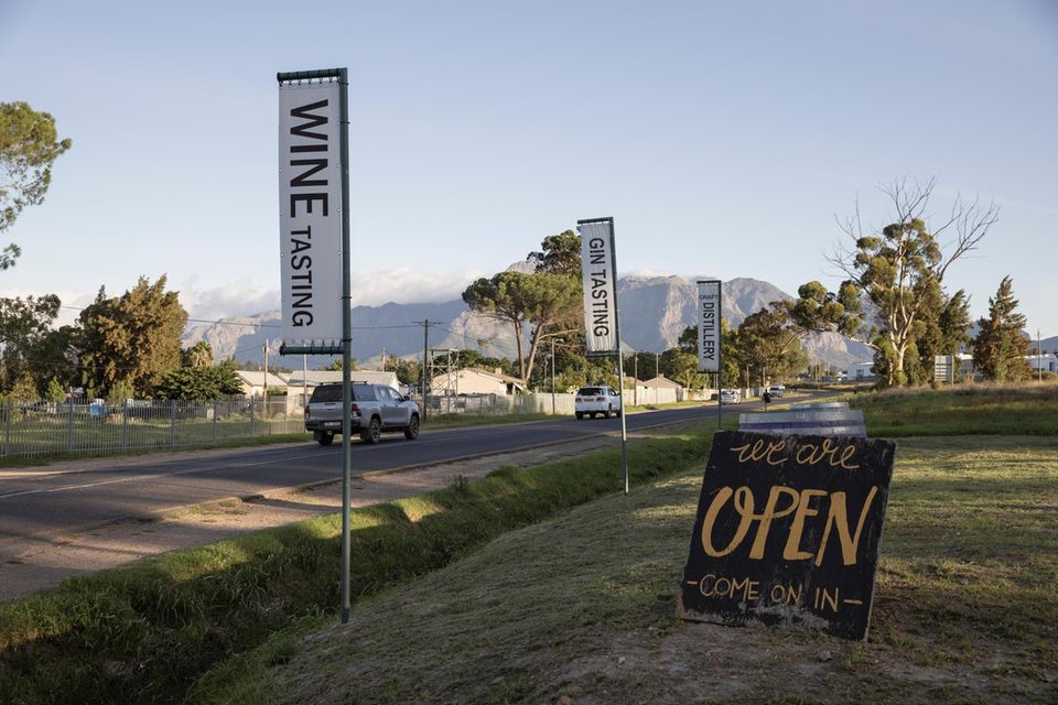 Werbung für Weinverkostungen vor traumhafter Kulisse Werbung für Weinverkostungen vor traumhafter Kulisse