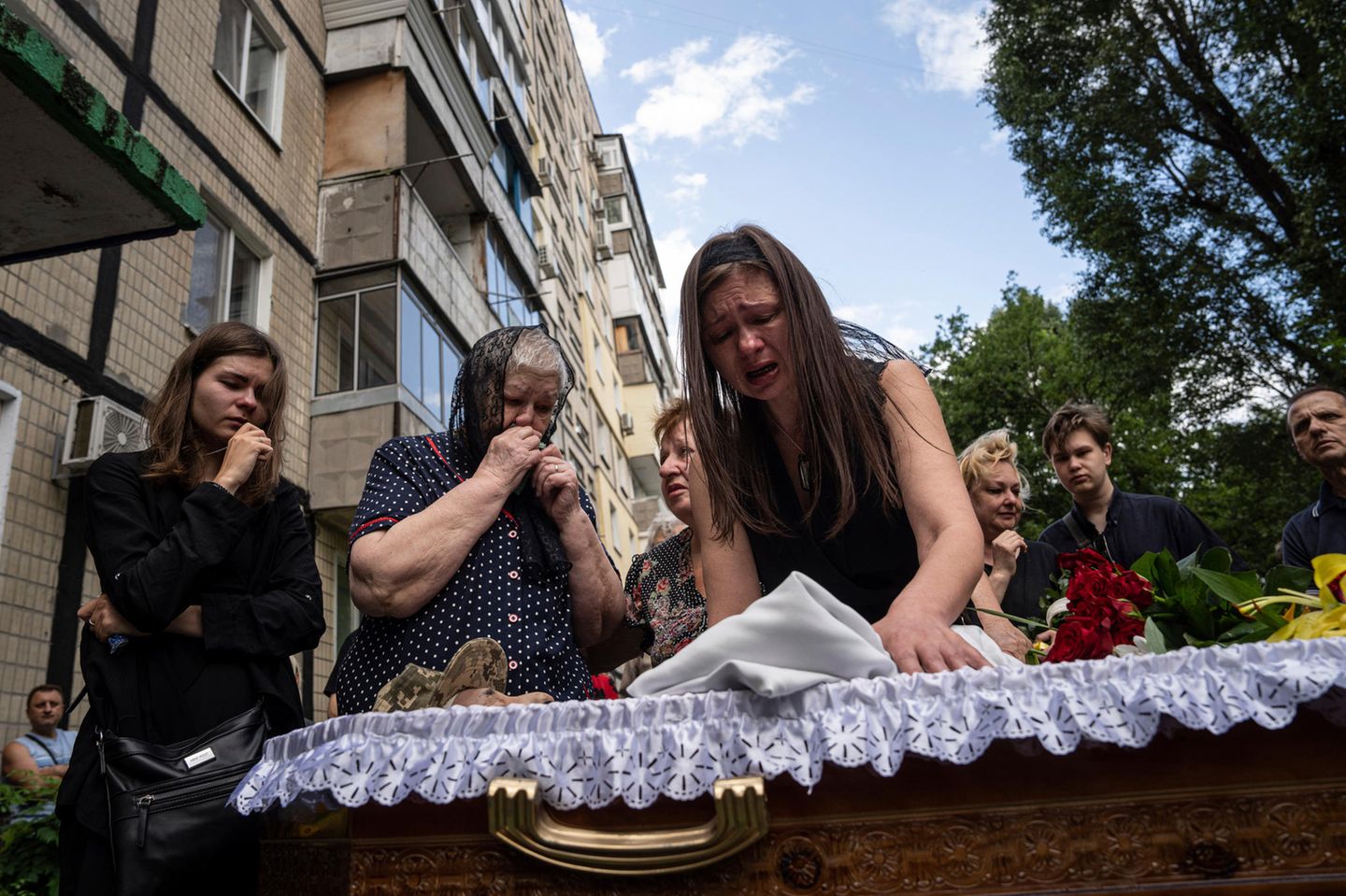 Olga Husar beerdigt ihren Sohn Andrii  in Dnipro, Ukraine