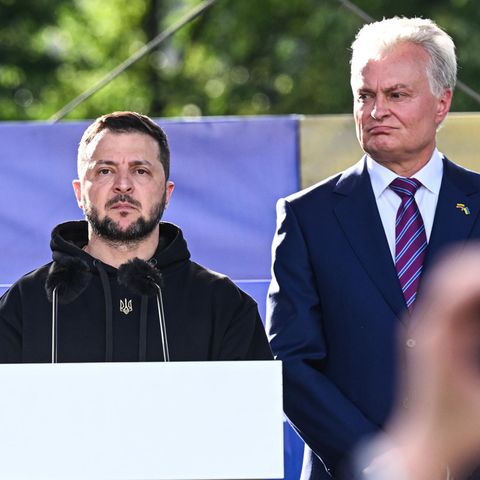Bei seiner Rede in Vilinius machte der ukrainische Präsident Wolodymyr Selensky (l.) auch vor seinem litauischen Amtskollegen Gitanas Nauseda aus seiner Enttäuschung keinen Hehl