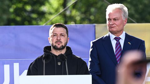 Bei seiner Rede in Vilinius machte der ukrainische Präsident Wolodymyr Selensky (l.) auch vor seinem litauischen Amtskollegen Gitanas Nauseda aus seiner Enttäuschung keinen Hehl