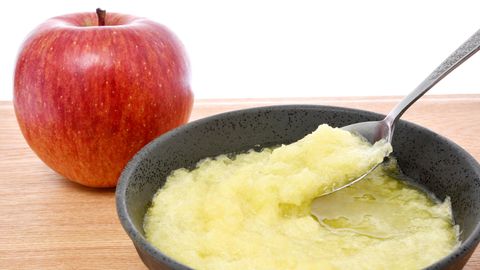 Geriebener Apfel als Hausmittel gegen Bauschschmerzen und Durchfall bei Lebensmittelintoxikation