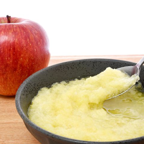 Grated apple as a home remedy for building pain and diarrhea in food intoxication
