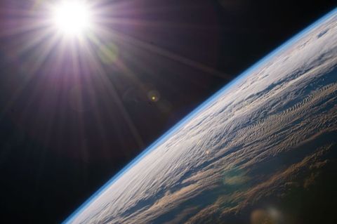 Astronomie: Die Sonne scheint über dem Horizont der Erde