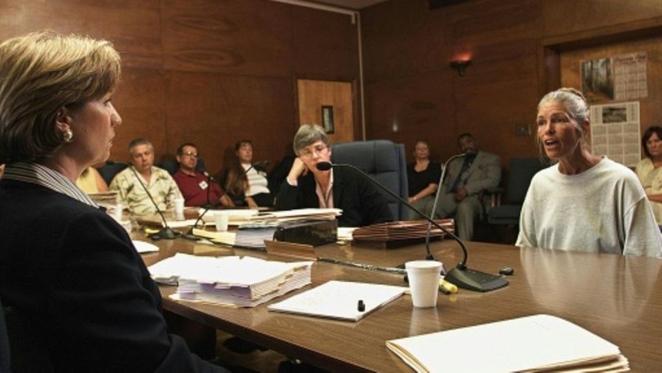 Leslie Van Houten (rechts) bei einer Anhörung im Jahr 2002