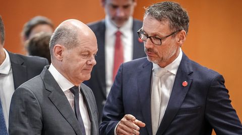 Bundeskanzler Olaf Scholz (SPD, links) und Jens Plötner, Außen- und Sicherheitspolitischer Berater des Bundeskanzlers