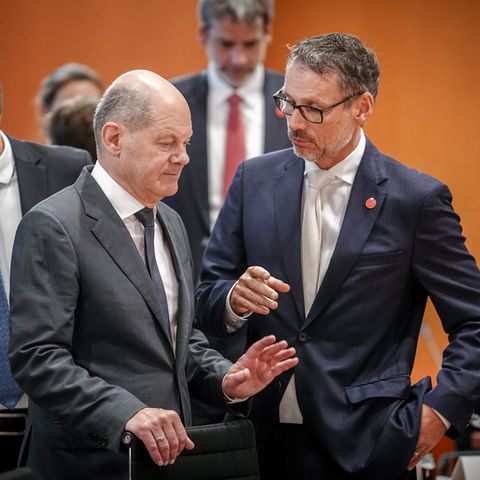Bundeskanzler Olaf Scholz (SPD, links) und Jens Plötner, Außen- und Sicherheitspolitischer Berater des Bundeskanzlers