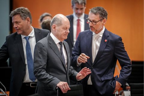 Bundeskanzler Olaf Scholz (SPD, links) und Jens Plötner, Außen- und Sicherheitspolitischer Berater des Bundeskanzlers