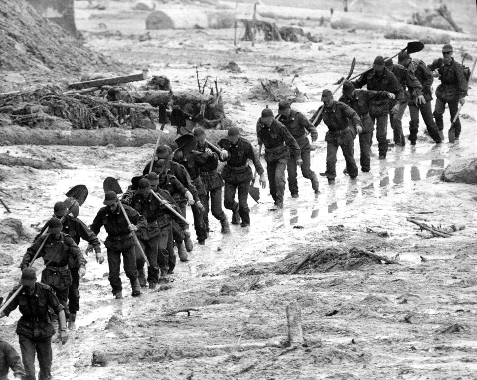 Am 20. Juli 1985 rücken italienische Gebirgstruppen mit Schaufeln über der Schulter zu Bergungsarbeiten an