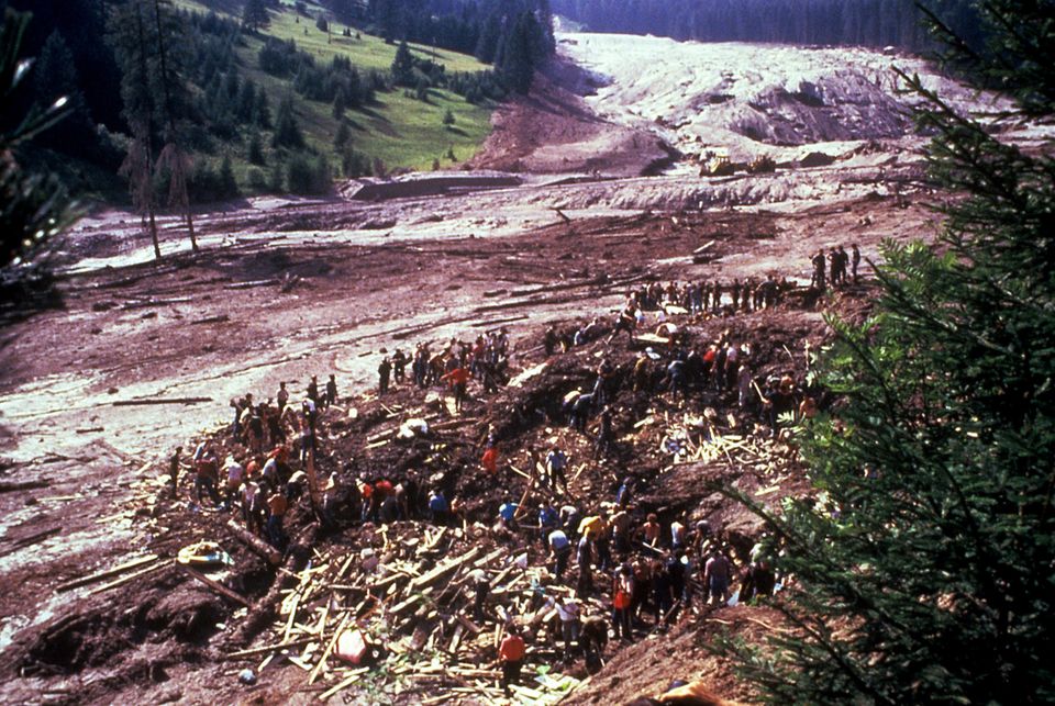 Helfer bei Rettungsarbeiten nach dem Dammbruch in Tesero
