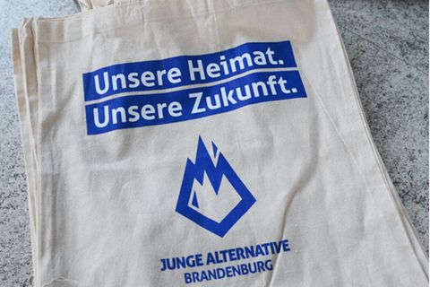 Tragetaschen mit dem Aufdruck "Unsere Heimat. Unsere Zukunft. Junge Alternative Brandenburg"