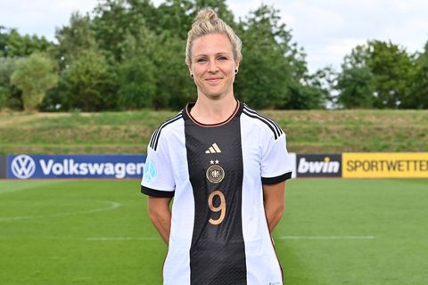 Svenja Huth steht auf einem Fussballplatz