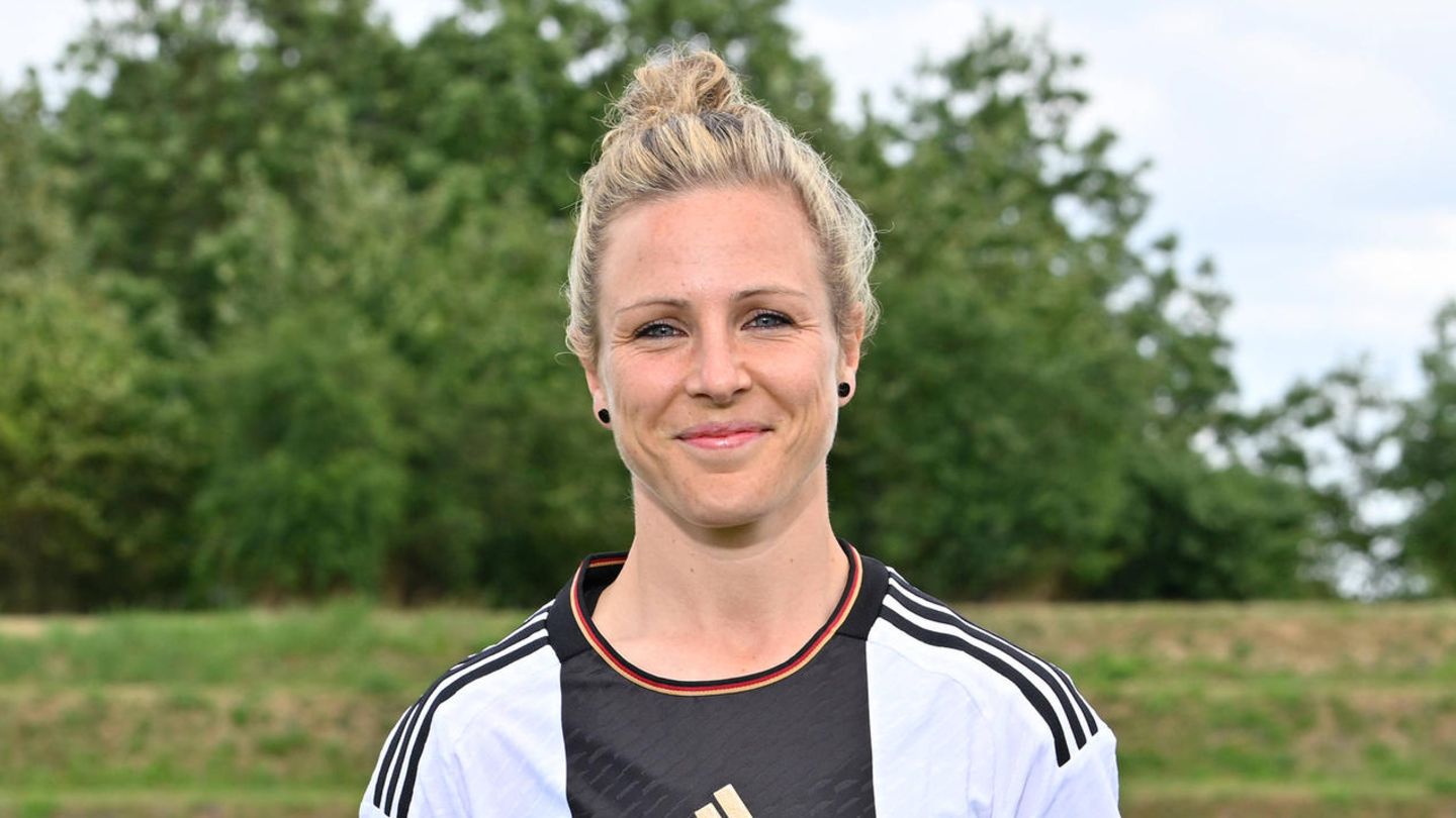 Svenja Huth steht auf einem Fussballplatz