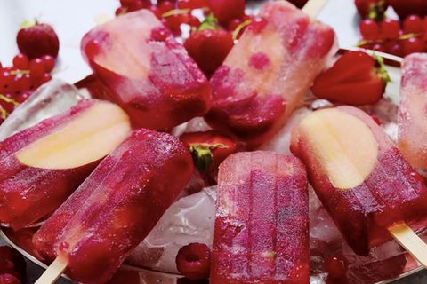 Lust auf eine leckere Erfrischung bei den warmen Temperaturen? Da kühlt es sich am besten mit einem spritzigen Drink ab. Mit den Klassikern kann man zwar nichts falsch machen, aber wie wäre es mal etwas Neues auszuprobieren? 