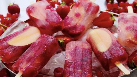 Lust auf eine leckere Erfrischung bei den warmen Temperaturen? Da kühlt es sich am besten mit einem spritzigen Drink ab. Mit den Klassikern kann man zwar nichts falsch machen, aber wie wäre es mal etwas Neues auszuprobieren? 
