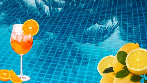 Pauschalreise: Ein Pool mit Cocktail und Zitronen