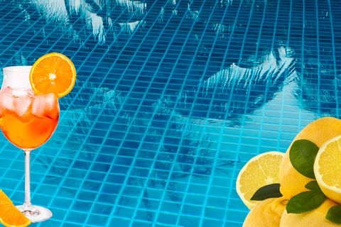 Pauschalreise: Ein Pool mit Cocktail und Zitronen