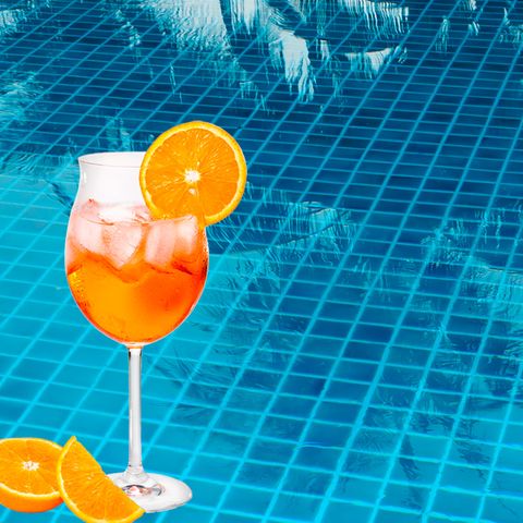 Package tour: A pool with cocktail and lemons