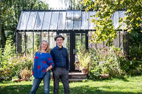 Kat Menschik und Jakob Hein in Kat Menschiks Garten in Wriezen.