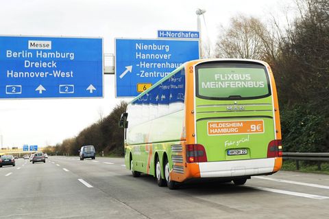Ein Flixbus in der Rückansicht auf einer Autobahn