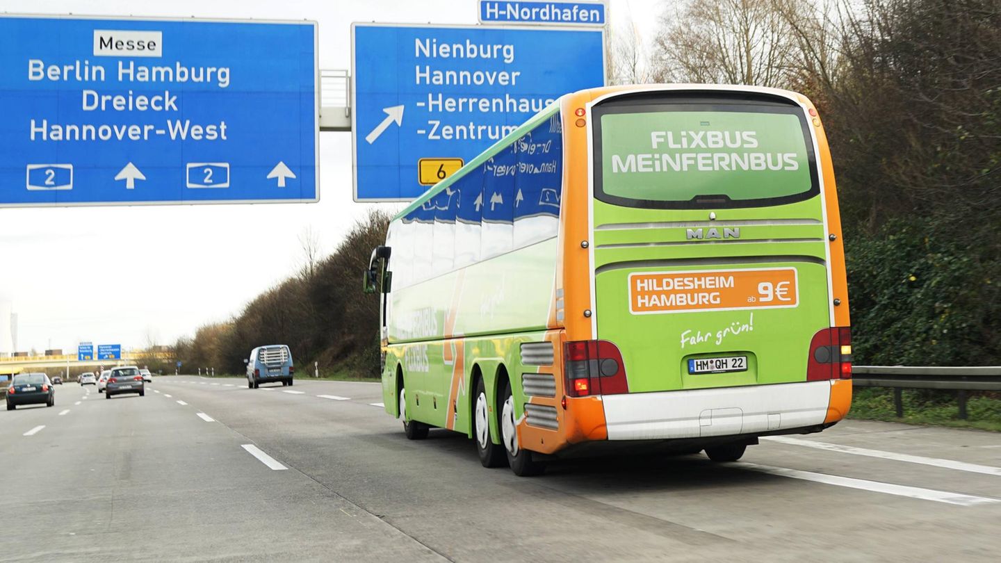 Ein Flixbus in der Rückansicht auf einer Autobahn