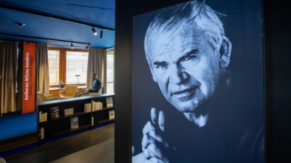 Bild von Kundera in der Milan-Kundera-Bibliothek in Brünn