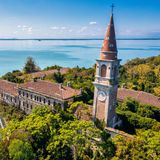 Blick auf den Kirchturm der Kirchengemeinde San Vitale