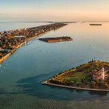 Nicht weit entfernt von dem Lost Place liegt Malamocco. Dabei handelt es sich um einen kleinen Ort in der Lagune Lido, die Venedig von der Adria trennt.
