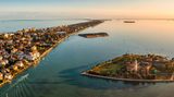 Nicht weit entfernt von dem Lost Place liegt Malamocco. Dabei handelt es sich um einen kleinen Ort in der Lagune Lido, die Venedig von der Adria trennt.