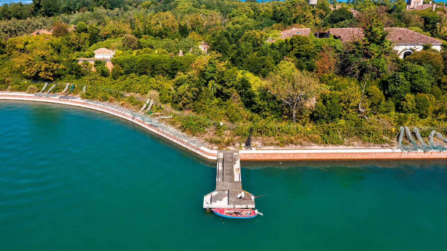 Ein Boot am Anleger der Insel