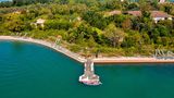 Ein Boot am Anleger der Insel