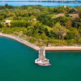 Ein Boot am Anleger der Insel