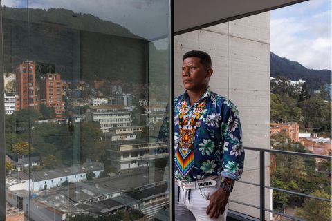 Ein Mann, Manuel Ranoque, der Vater der geretteten Kinder, steht auf einem Balkon und blickt in die Ferne