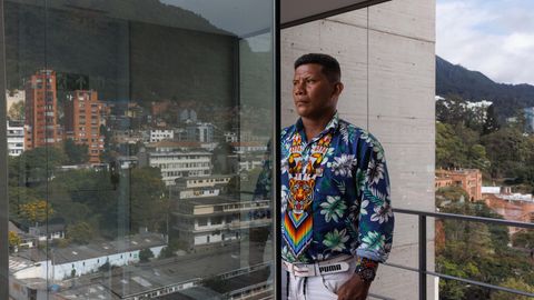 Ein Mann, Manuel Ranoque, der Vater der geretteten Kinder, steht auf einem Balkon und blickt in die Ferne