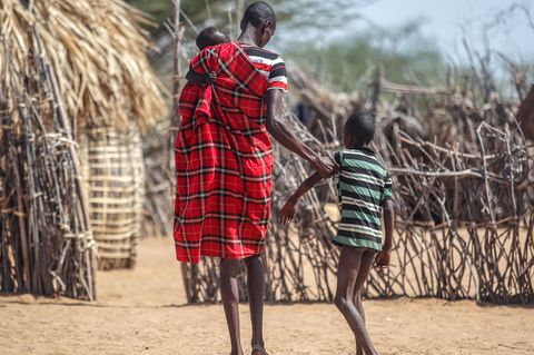 Hunger in Kenia: Ein Vater hilft seinem unterernährten Sohn beim Gehen in der Nähe ihrer Hütte