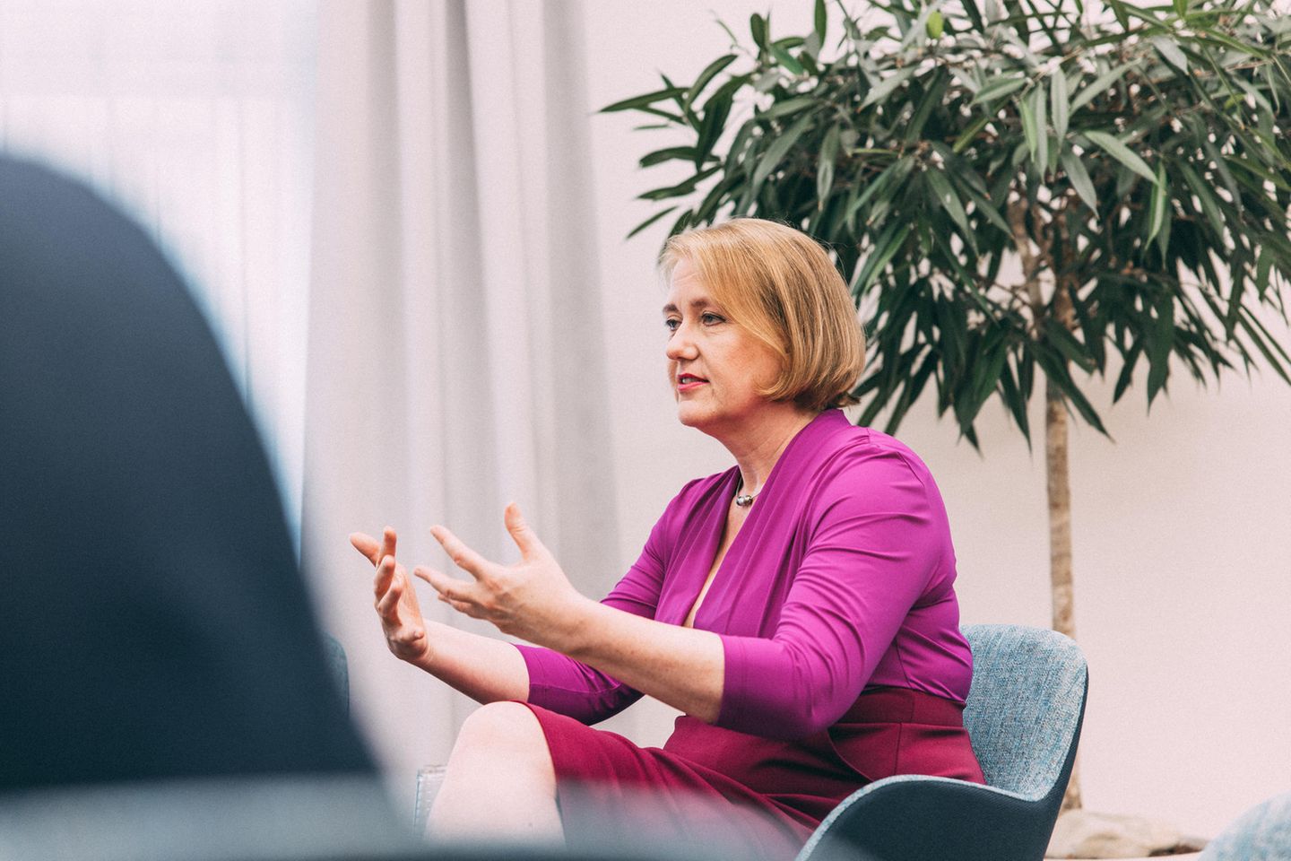 Bundesfamilienministerin Lisa Paus im Interview mit dem stern. Sie trägt ein Kleid und gestikuliert.
