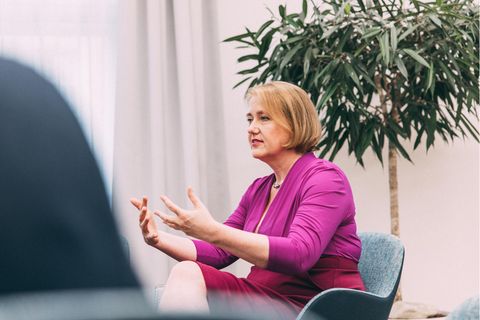 Bundesfamilienministerin Lisa Paus im Interview mit dem stern. Sie trägt ein Kleid und gestikuliert.