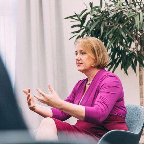 Bundesfamilienministerin Lisa Paus im Interview mit dem stern. Sie trägt ein Kleid und gestikuliert.