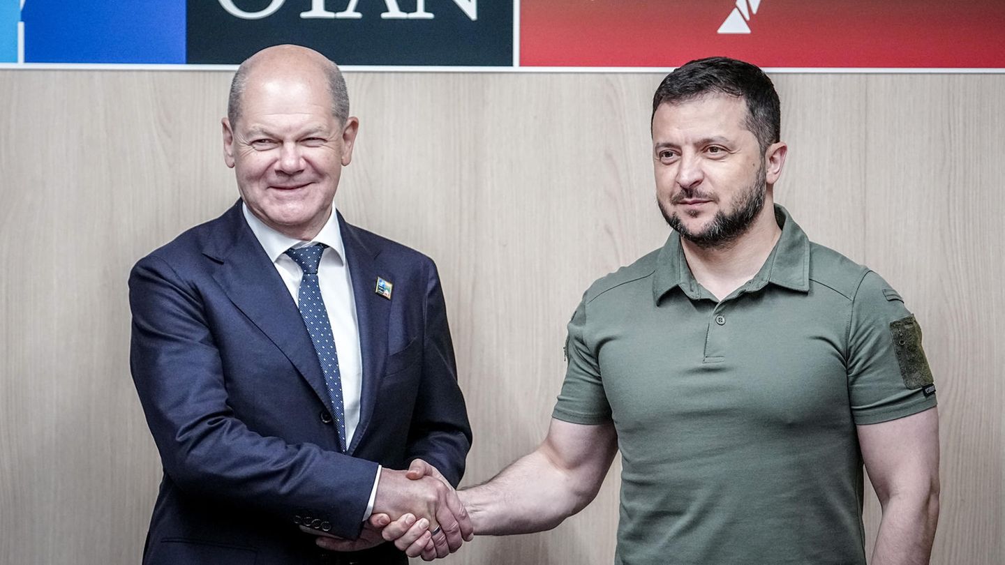 Nato-Gipfel: Bundeskanzler Scholz und der ukrainische Präsident Selenskyj schütteln sich die Hand
