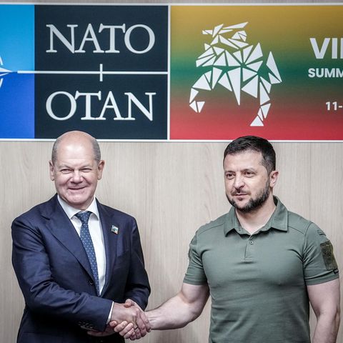 Nato-Gipfel: Bundeskanzler Scholz und der ukrainische Präsident Selenskyj schütteln sich die Hand