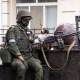 Noch eklatanter ist der Unterschied bei den paramilitärischen Einheiten, zu denen unter anderem auch die zahlreichen Söldnergruppen gehören. Hier kämpfen 250.000 Männer und Frauen für die Interessen des Kremls, aber nur 50.000 auf Seiten Kiews. Die Auflösung oder Restrukturierung der Gruppe Wagner (im Bild ein Söldner bei der Besetzung von Rostow am Don), die jüngst eine Meuterei wagte, dürfte das Verhältnis allerdings wieder etwas mehr ausgleichen.