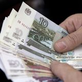 Der Rubel ist wieder auf Talfahrt. Obwohl die russische Währung seit Kriegsbeginn erstaunlich wertbeständig war (unter anderem wegen staatlicher Eingriffe), fällt ihr Kurs seit Ende 2022 beständig. Jetzt hat er eine historische Marke geknackt: 1 Euro ist mehr als 100 Rubel Wert. Hoffnung (oder Befürchtungen), dass der herabrollende Rubel ein Zeichen für die bevorstehende militärische Niederlage Russlands oder eines Zusammenbrechens der Wirtschaft sein könne, wollen Experten aber nicht erkennen. Nach aktuellem Schätzungen kostet der Krieg Russland nur rund drei Prozent des Bruttoinlandprodukts.